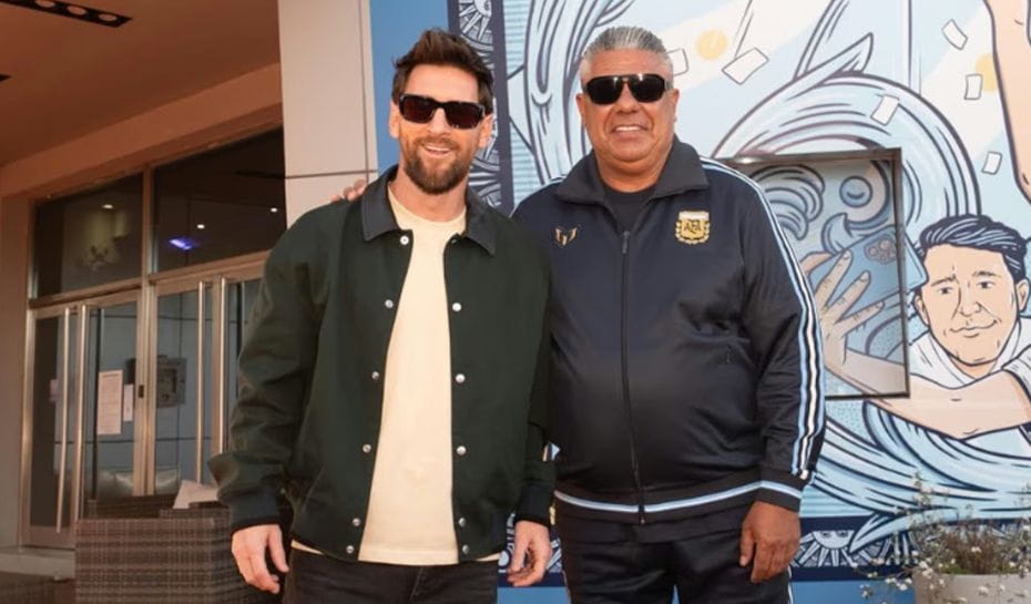El Chiqui Tapia junto a Messi con anteojos
