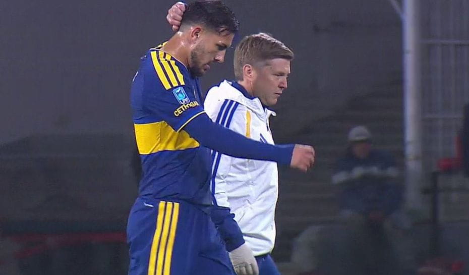 Paredes saliendo de la cancha lesionado en Boca (Foto: TNT Sports)