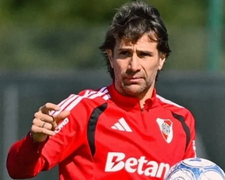 Ponzio dando indicaciones en el entrenamiento de River