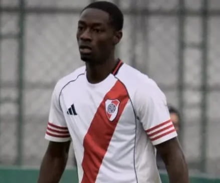 Robinho Quinto jugando en la reserva de River (Foto: TyC Sports)